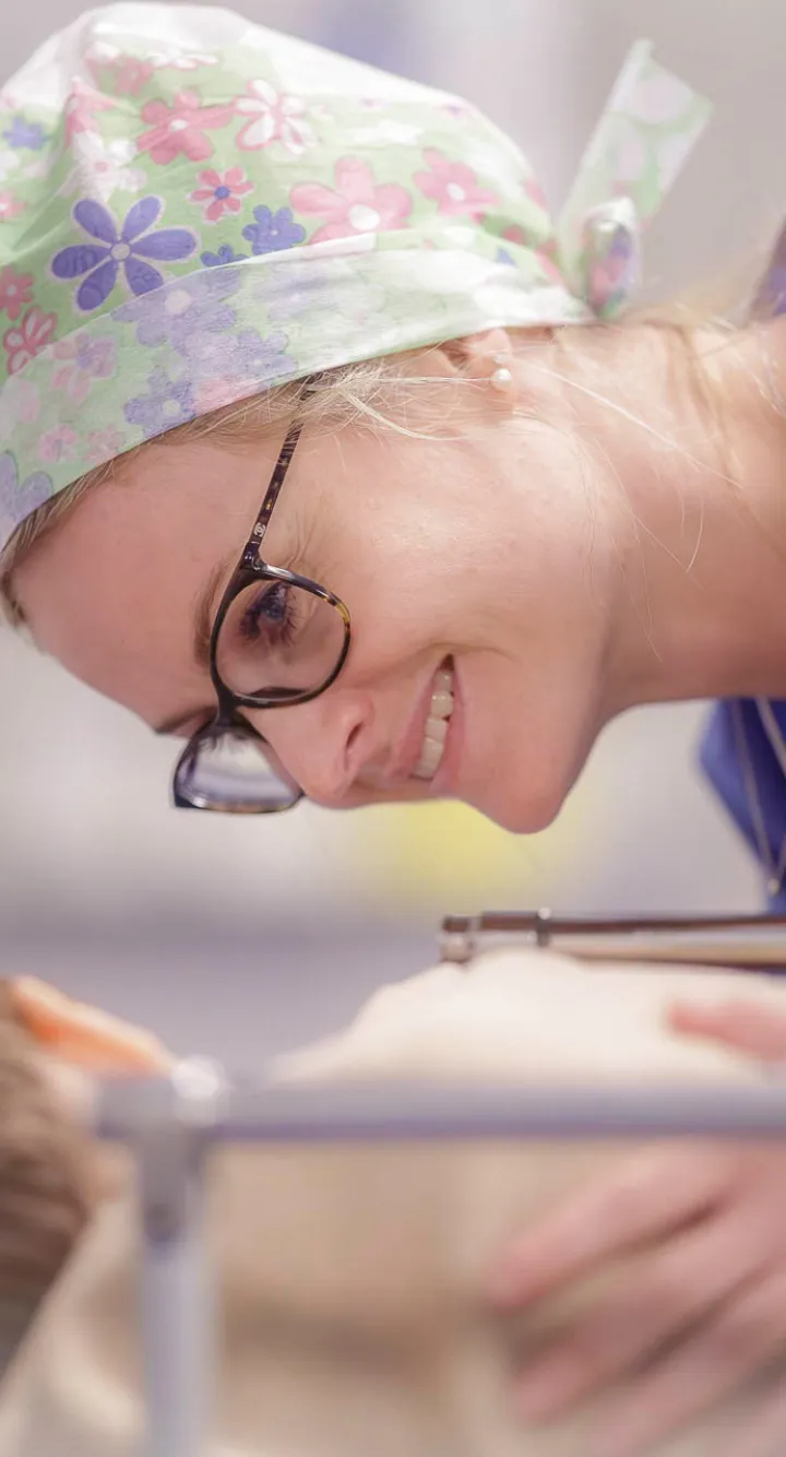 Professionnel de santé et bébé