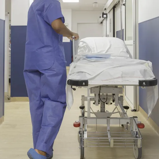 Infirmière au bloc avec brancard