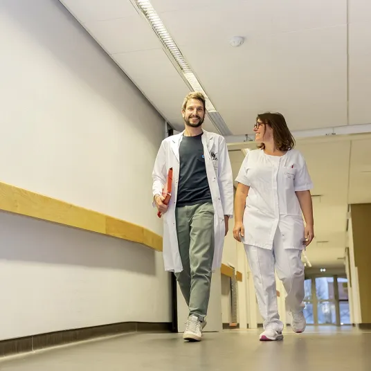 Echange médecin et infirmière