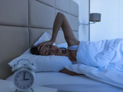 Représentation des troubles du sommeil avec une femme n'arrivant pas à dormir- Groupe Vivalto Santé