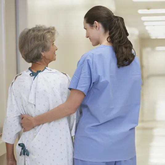 Patiente sénior et soignante