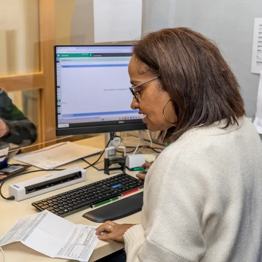 Agent des admissions enregistre la pré admission d'un patient