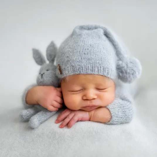 Bébé dort avec son doudou