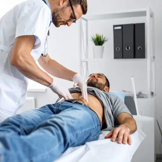 Gastro-entérologue diagnostique un patient