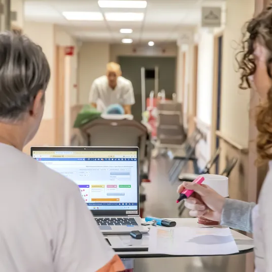 Du personnel soignant du Pôle Santé Léonard de Vinci sur un ordinateur
