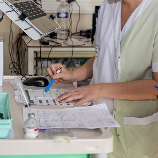 Infirmière du Pôle Santé Léonard de Vinci remplissant un document