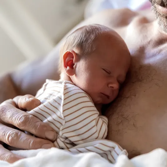 Nouvau-né et son père au Pôle Santé Léonard de Vinci