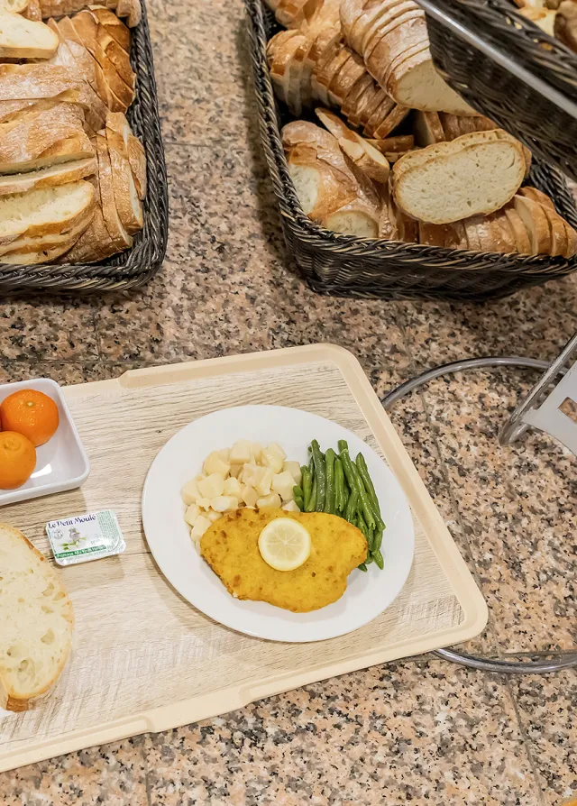 Plateau repas servi au Pôle Santé Léonard de Vinci (Vivalto Santé)
