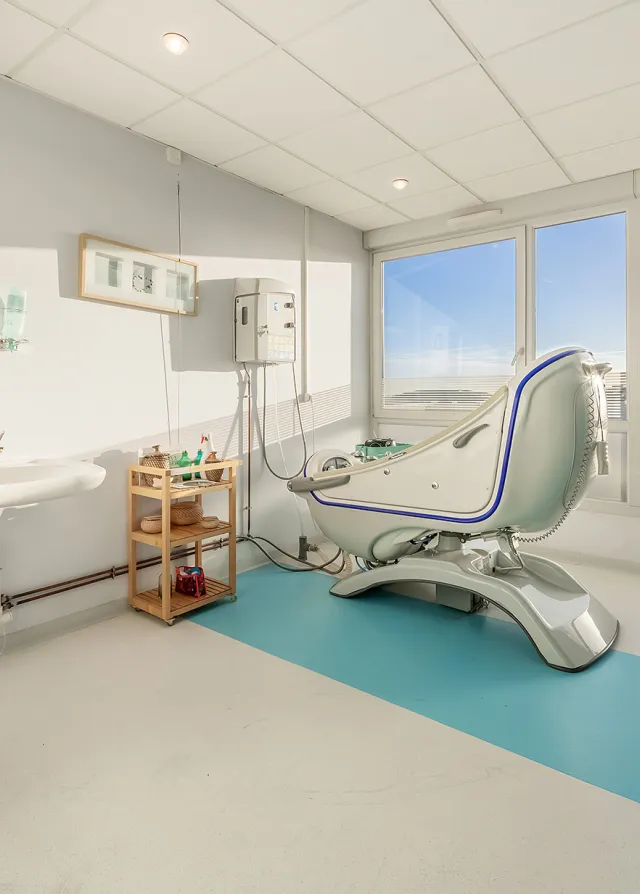 Balnéothérapie dans le service des soins palliatifs du Pôle Santé Léonard de Vinci