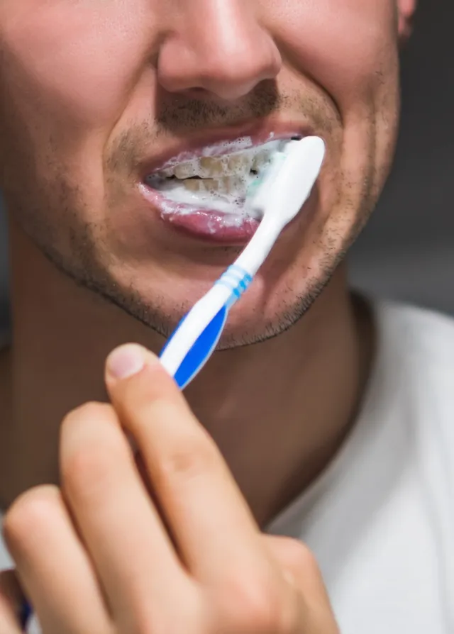 Un homme se brosse les dents avant son opération