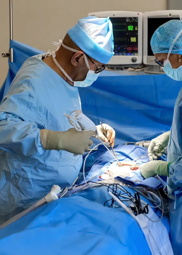 Chirurgien en pleine intervention