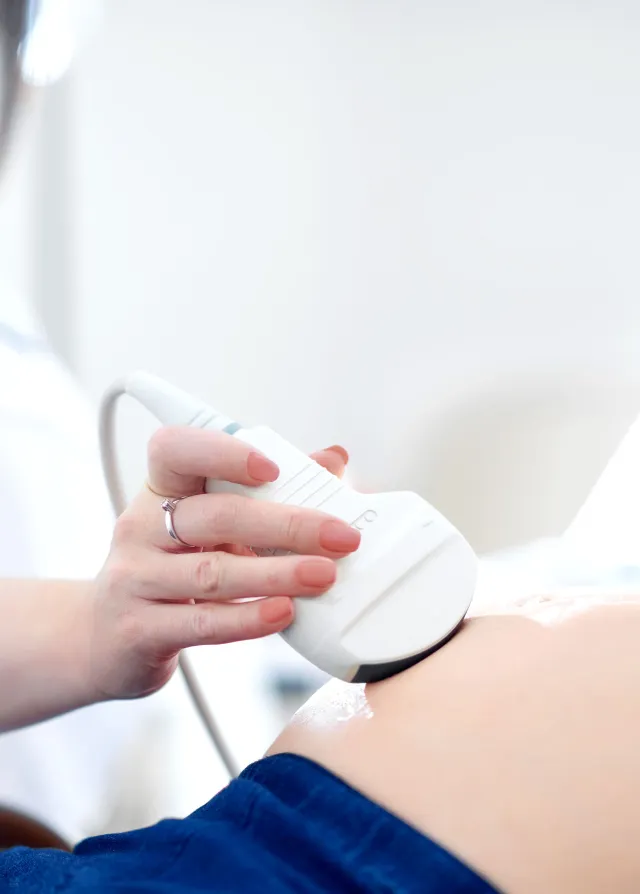 Gynécologue réalise une échographie