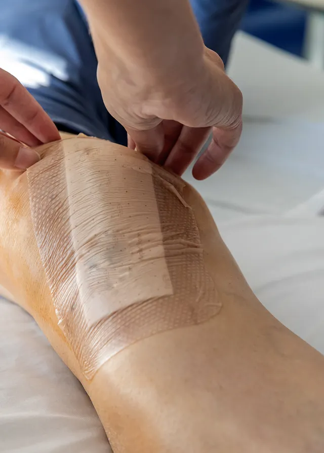 Infirmière change un pansement au Pôle Santé Léonard de Vinci