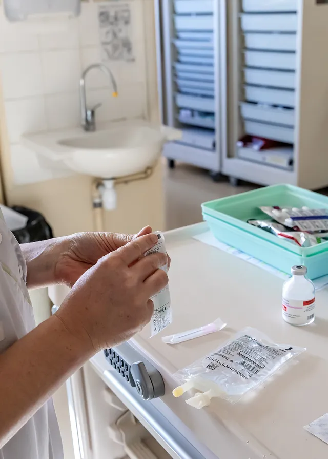 Infirmière prépare une perfusion