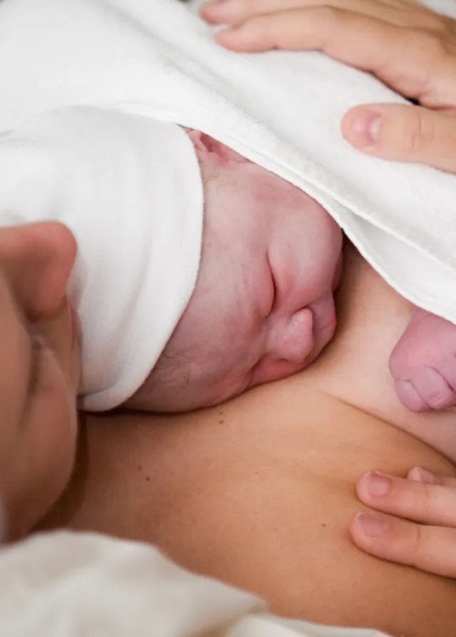 Un nouveau-né et sa mère en peau-à-peau