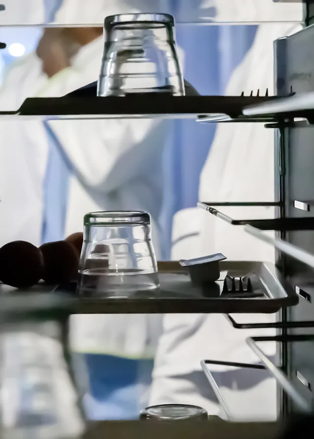 Zoom sur les plateaux rangés dans un chariot au Pôle Santé Léonard de Vinci