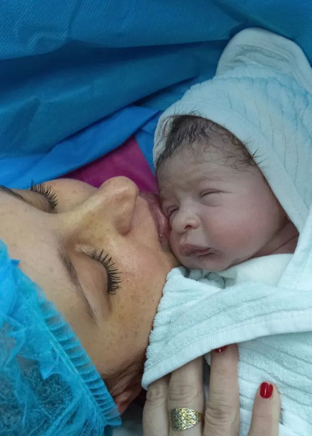 Maman et son nouveau-né juste après accouchement