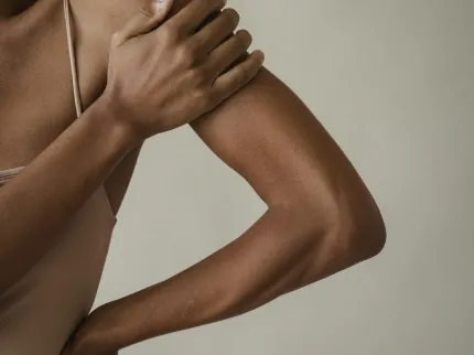 Femme se tenant l'épaule à cause de la douleur - Groupe Vivalto Santé