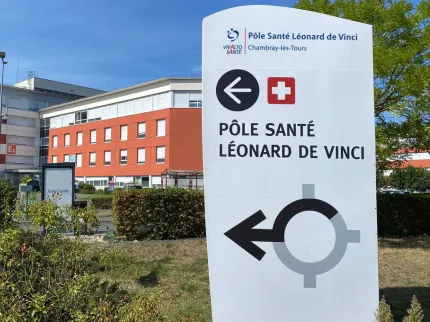 Panneau de signalétique indiquant les accès en voiture du Pôle Santé Léonard de Vinci