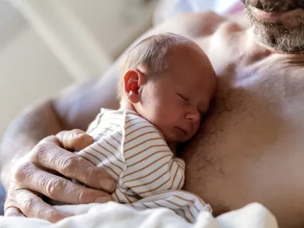 Nouveau né en peau-à-peau avec son papa à la Maternité du Pôle Santé Léonard de Vinci