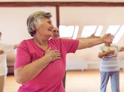 Patiente en plein mouvement dans un cours de sport