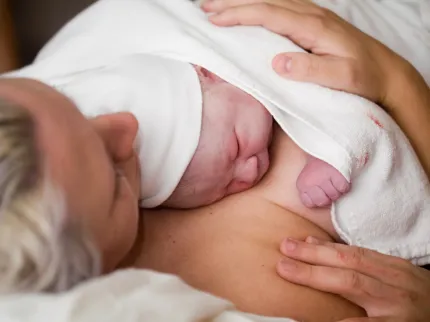 Un nouveau-né et sa mère en peau-à-peau
