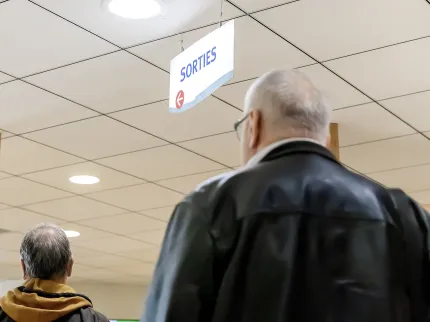 Patient qui suit un panneau indiquant la sortie