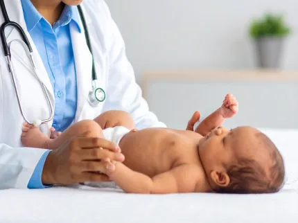 Un pédiatre s'occupe d'un nouveau-né