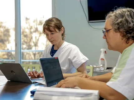 Personnel soignant du Pôle Santé Léonard de Vinci autour d'une table