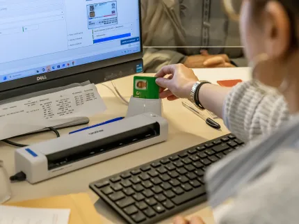 Personnel administratif du Pôle Santé Léonard de Vinci en train d'effectuer l'admission d'un patient