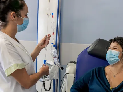 Infirmière s'occupant d'une personne agée de manière bienveillante au Pôle Santé Léonard de Vinci 