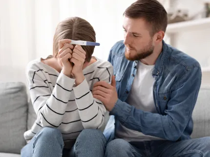 Couple qui consulte un test de grossesse négatif