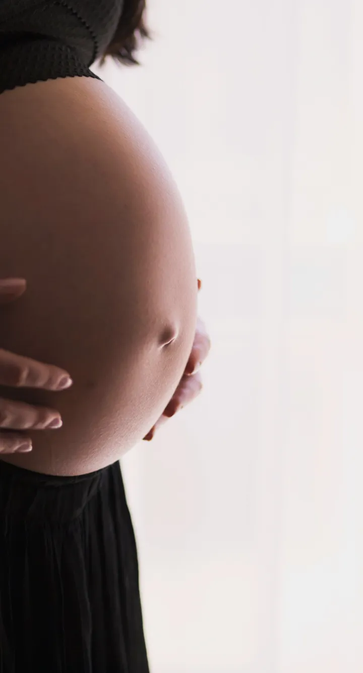 Femme enceinte touchant son ventre - Groupe Vivalto Santé