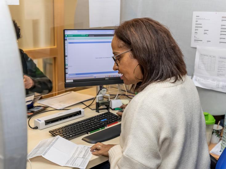 Agent des admissions enregistre la pré admission d'un patient