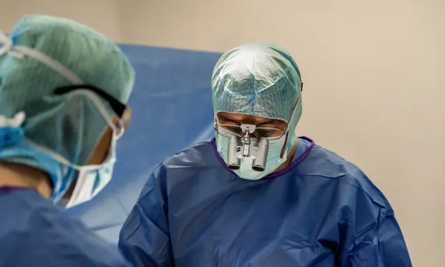 Chirurgien en intervention au Pôle Santé Léonard de Vinci