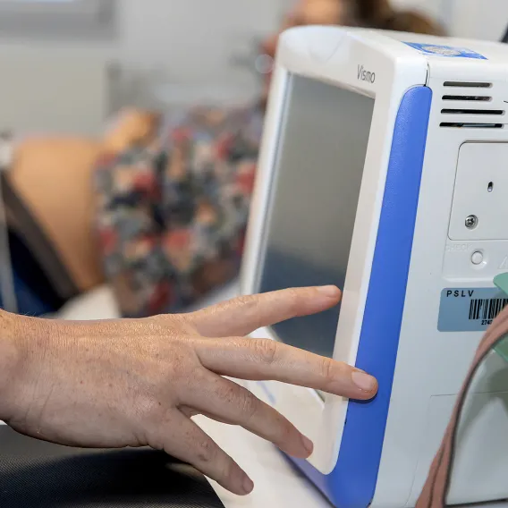 Sage femme surveille un monitoring en consultation de fin de grossesse