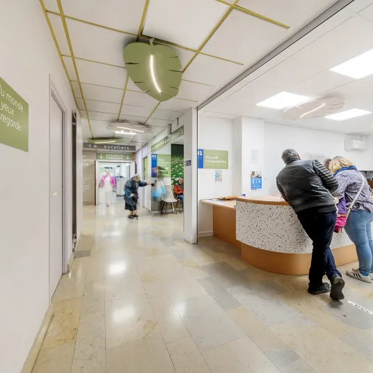 Patients et proches à l'accueil de la Polyclinique Lyon Nord