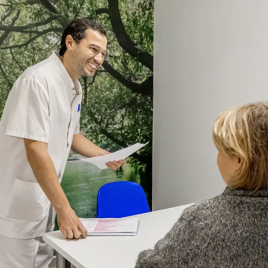 Consultation entre un praticien et sa patiente à la Polyclinique Lyon Nord