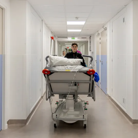 Brancardier dans les couloirs de la Polyclinique Lyon Nord