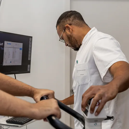 Praticien effectuant des soins de support avec un patient à la Polyclinique Lyon Nord