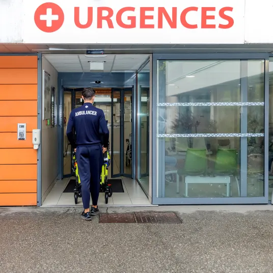 Brancardier avec un patient aux urgences de la Polyclinique Lyon Nord