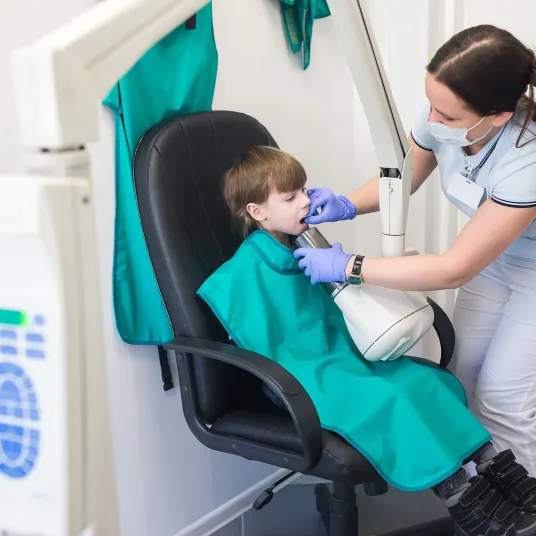 Petit garçon en consultation de stomatologie-dentaire - Groupe Vivalto Santé