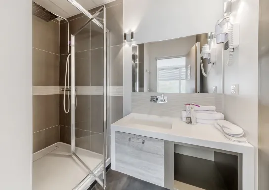 Salle de bain d'une chambre Prestige à la Polyclinique Lyon Nord