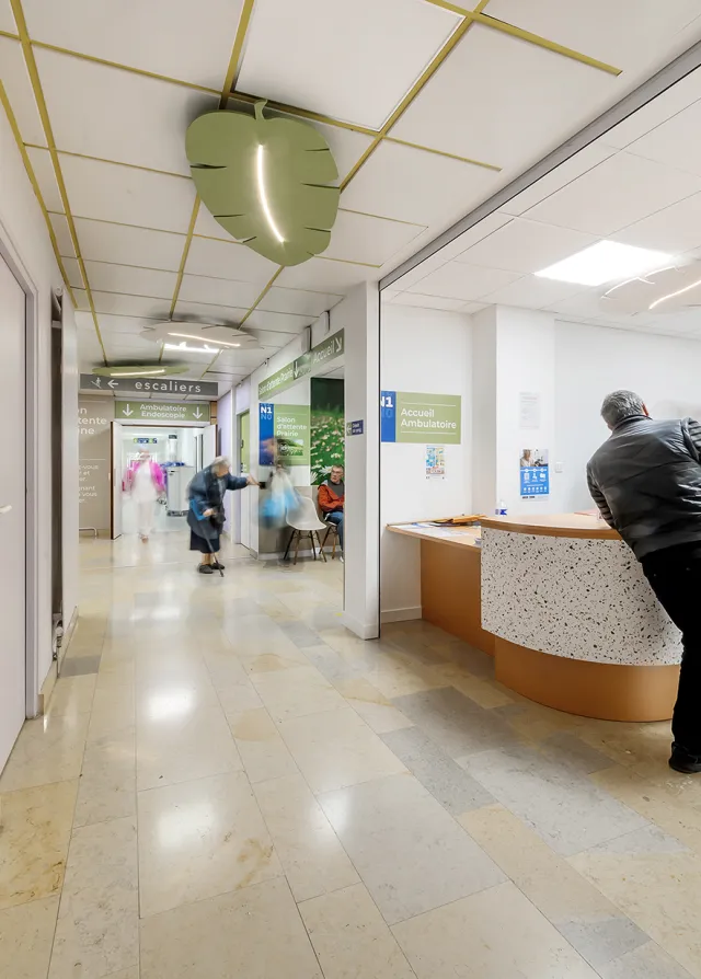 Des patients réalisent leur admission à l'accueil ambulatoire de la Polyclinique Lyon Nord