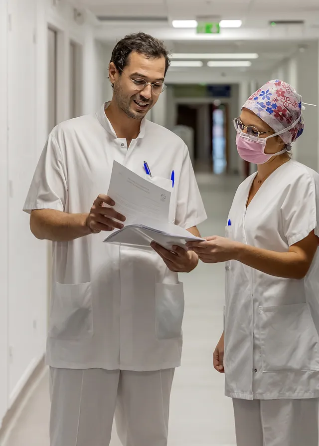 Médecin gastroentérologue avec infirmière à la Polyclinique Lyon Nord