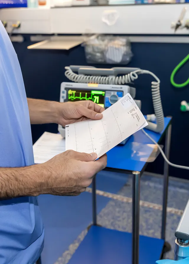 médecin auprès de sa patiente