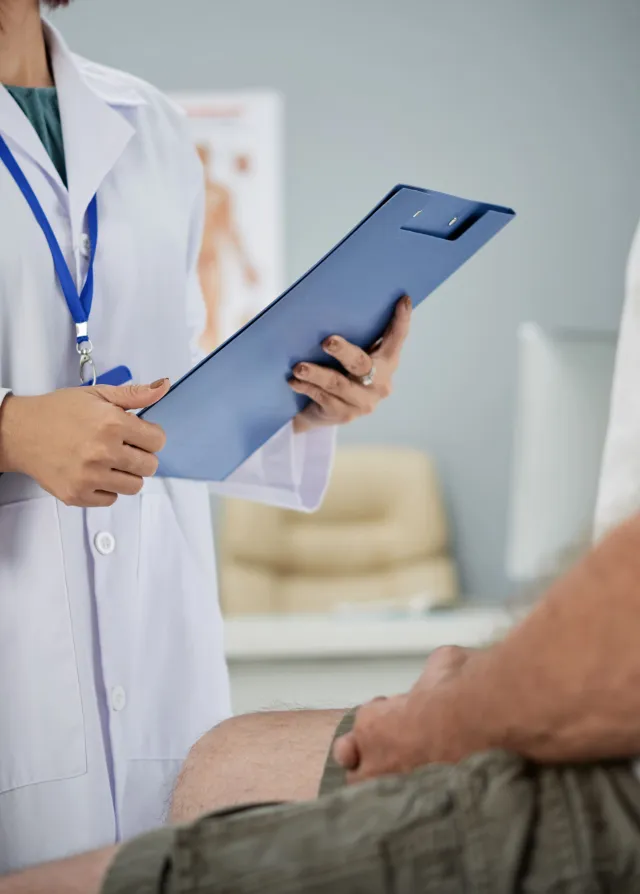 Examen médical d'un patient en cabinet d'urologie