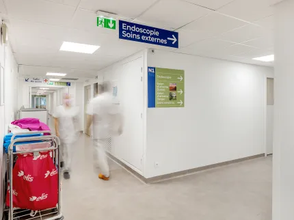 Couloir avec soignants de la Polyclinique Lyon Nord