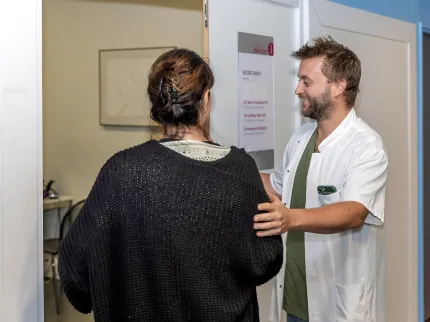 Patiente entrant en consultation avec un praticien de la Polyclinique Lyon Nord