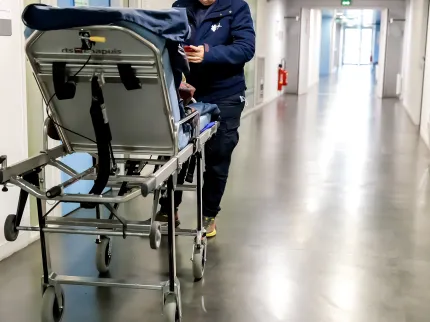 Brancard avec patient à la Polyclinique Lyon Nord